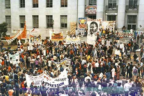 Crowds gathered in Sproul Plaza with banners protesting apartheid in South Africa